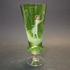 Verre haut sur pied, ton vert, à décor émaillé de Mary Gregory