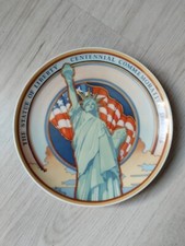 Assiette commémorative Statue