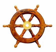 Roue de bateau en bois et