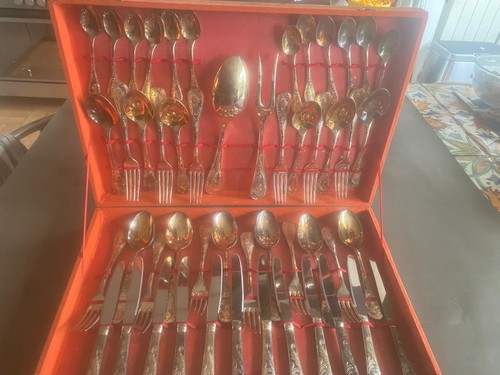 Une ménagère inox - ménagère,