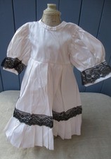 ROBE  BLANCHE AVEC DENTELLE ANCIENNE POUR POUPEE ANCIENNE