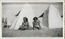PHOTO ANCIENNE - VINTAGE SNAPSHOT - FEMME PIN UP PLAGE LES SABLES D'OLONNE TENTE