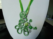 Pendentifs artisanaux, fil aluminium, cordons cirés, organza, filin acier