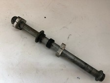 UN AXE DE ROUE ARRIERE ECROU