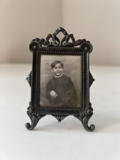Ancien petit cadre photo en métal décor nœud Louis XVI 1910