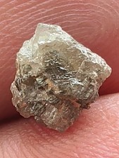 Pierre précieuse gris foncé