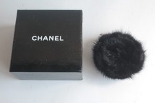 CHANEL Broche Camélia fourrure noir (73820)