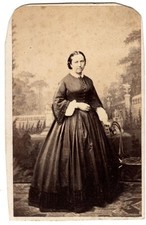cdv A. PERLAT femme  en pieds