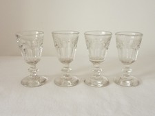 Petits verres à pied anciens