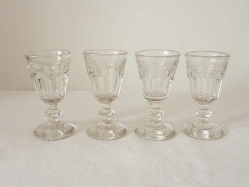 Petits verres pied anciens - à,