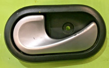 Poignée de porte interieure Gauche / DACIA SANDERO 1