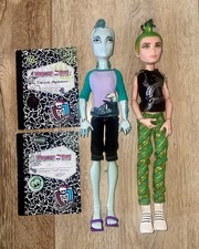 Poupées MONSTER HIGH de Deuce Gorgon et Gill Webber Manster avec leurs journaux