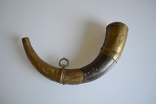 Poire à poudre orientale Maghreb corne et cuivre