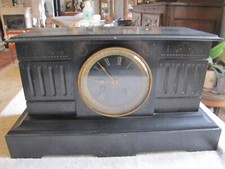 Grande pendule en marbre noir