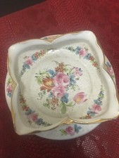 Ancien et grand vide-poche en porcelaine, superbe motif floral en très bon état,