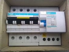 1x disjoncteur 4 poles U15  15