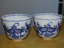 MEISSEN 2 TASSES A CAFE EN PORCELAINE MODELE OIGNON Hauteur: 5 cm