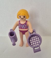 ENFANT FILLE AVEC ARROSOIR ET