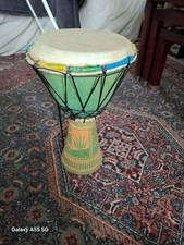 Petit djembé artisanal en bois peint – peau naturelle – bon état