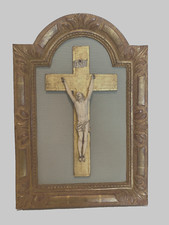 Crucifix sur cadre en bois doré patiné Objet de dévotion . XIX siècle .