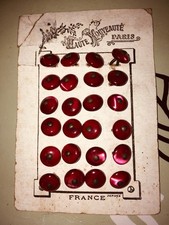 Carte Plaque ancienne de 24 boutons en nacre rouge 1 cm