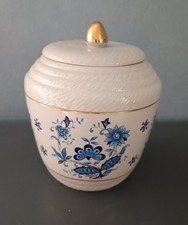 Pot couvert céramique décor floral bleu signé J. BREUGNOT