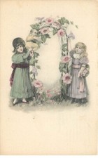 Jeunes filles aidant un bébé à monter une arche de fleur - 23564