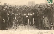 CARTE POSTALE GUERRE OFFICIERS FRANCAIS RAPPORTANT DES CASQUES ALLEMANDS 
