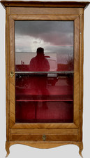 Vitrine de style Louis XV en bois de merisier et placage XIX siècle 