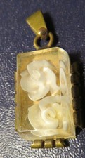PENDENTIF ancien LUCITE