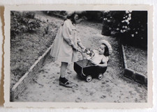 Filles jardin poussette landeau coiffe enfant - Photo vintage snaphot 1954