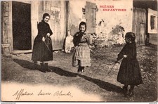 S23705 cpa Scènes Enfantines - jouant à la corde à sauter