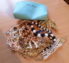 Lot de bijoux fantasie bracelets, colliers avec sa pochette