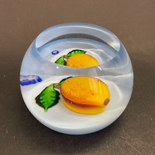 Saint-Louis, boule  presse-papier abricot, estampillé, larg. : 7 cm