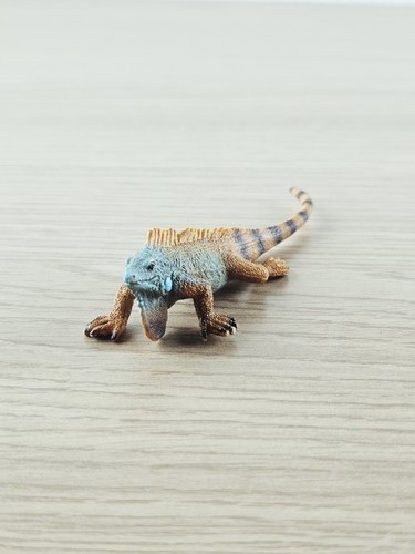 Schleich figurine iguane