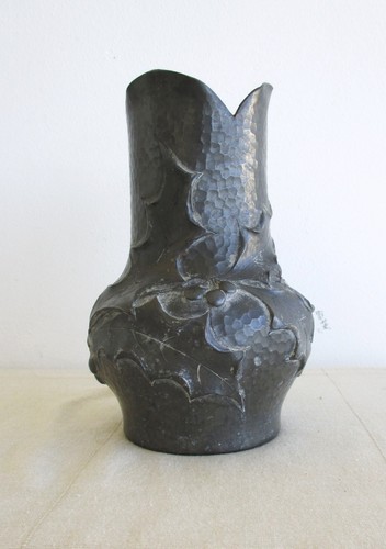 Vase étain art nouveau - -,