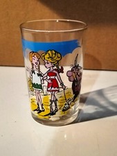 VERRE A MOUTARDE ASTERIX 1968  2  2 FILLES SE PROMENENT SUR LA PLAGE (JARV89)