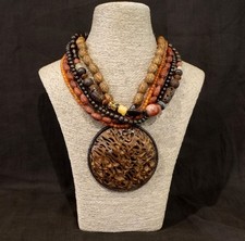 Collier plastron signé Nature