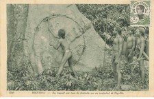 VIET NAM AL#AL0099 BIENHOA RO TRACANT UNE ROUE DE CHARETTE SUR UN CONTREFORT D