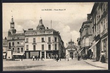 CPA La Flèche, Place Henri-IV animée avec bâtiments historiques et passants 