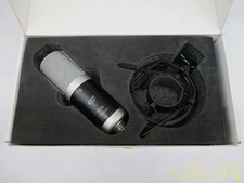 Microphone à ruban passif MXL R150 utilisé avec support antichoc et boîte