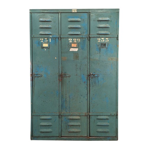 Vestiaire triple des - , usines