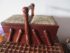 VINTAGE  PETITE TRAVAILLEUSE  OU BOITE DE COUTURE DES ANNEES 50 60  voir photos