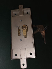 Serrure en applique pour