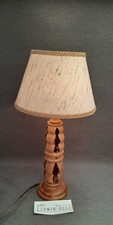 Lampe en bois tourné ajouré avec un abat-jour