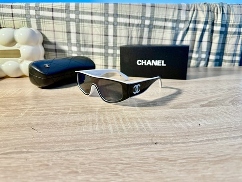 Chanel shield oversized - chanel,