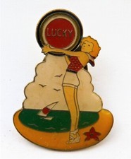 Pin's Pins ancien PIN-UP SEXY FEMME EROTIQUE LUCKY STRIKE AVEC BALLON / EOLE