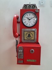 Cabine téléphonique horloge