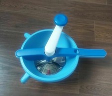 tupperware moulin à légumes pressé purée bleu 1 grille  utilisé  2 fois 