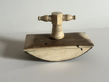 Tampon buvard ancien en bois et matière luxueuse / XIXème / écriture, plume